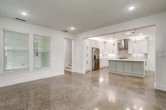 108 Cardinal Wds in Granbury, TX - Foto de edificio - Building Photo