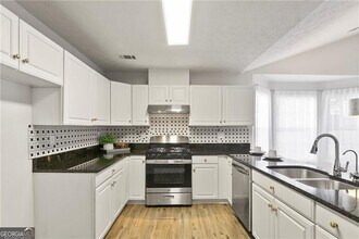 2049 Manor Oak Ln in Buford, GA - Building Photo - Building Photo