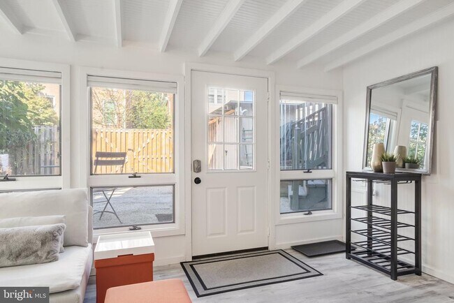 3817 Cathedral Ave NW in Washington, DC - Building Photo - Building Photo