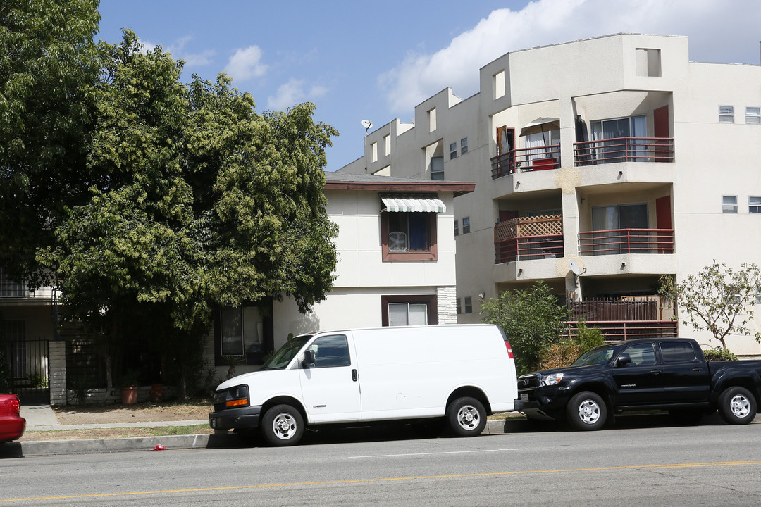 20627 Vanowen St in Winnetka, CA - Foto de edificio