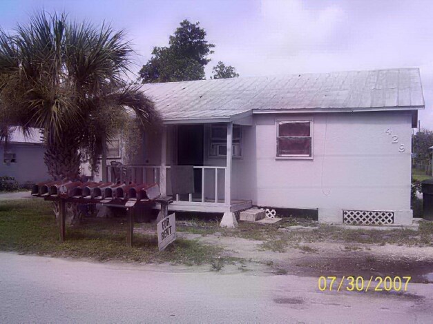 429 N 14th St in Fort Pierce, FL - Foto de edificio