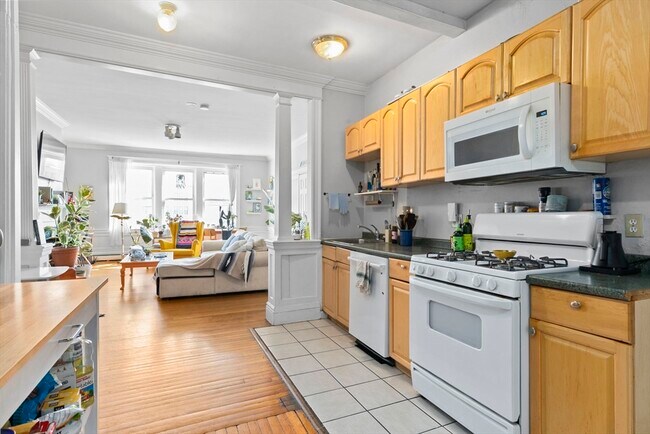 1661 Commonwealth Ave, Unit 8 in Boston, MA - Foto de edificio - Building Photo