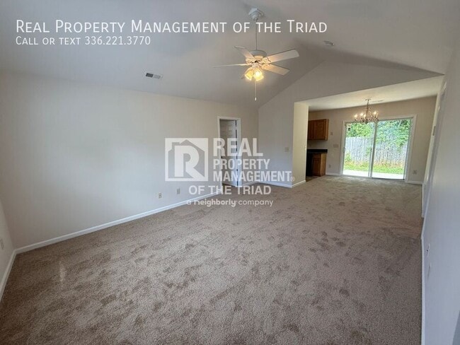8 Franklinwood Dr in Greensboro, NC - Building Photo - Building Photo