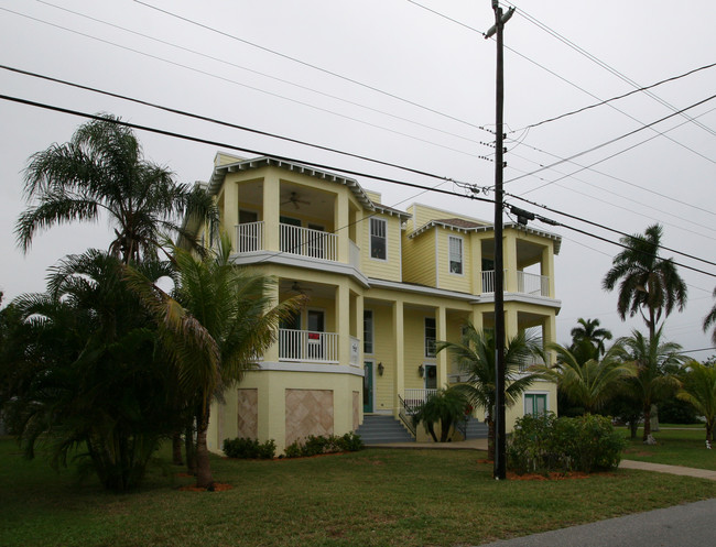 2203 Avenue C in Bradenton Beach, FL - Foto de edificio - Building Photo