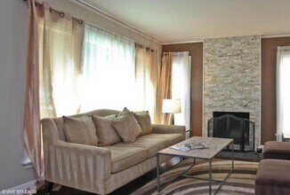 908 E Hampton Rd in Whitefish Bay, WI - Building Photo - Building Photo