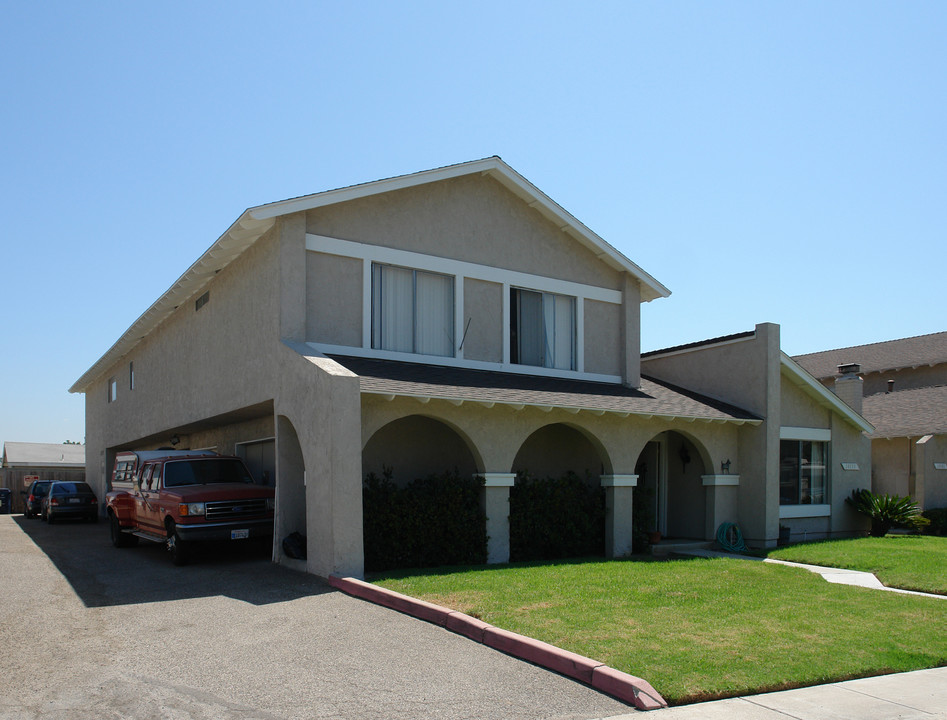 16552 Regina Cir in Huntington Beach, CA - Building Photo