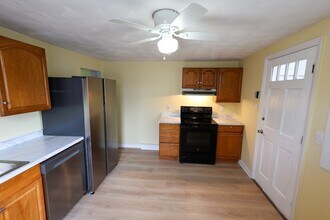 60 Essex St, Unit 2 in Revere, MA - Foto de edificio - Building Photo