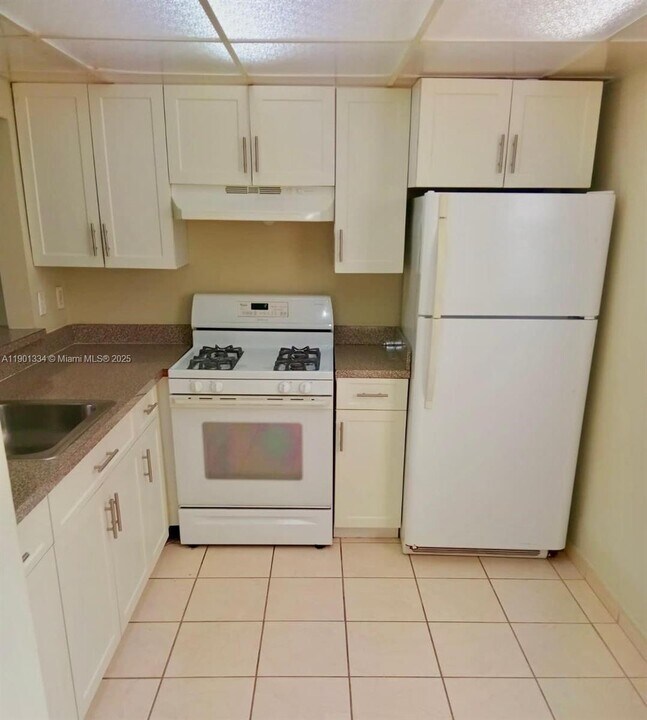 18051 NW 68th Ave in Hialeah, FL - Building Photo