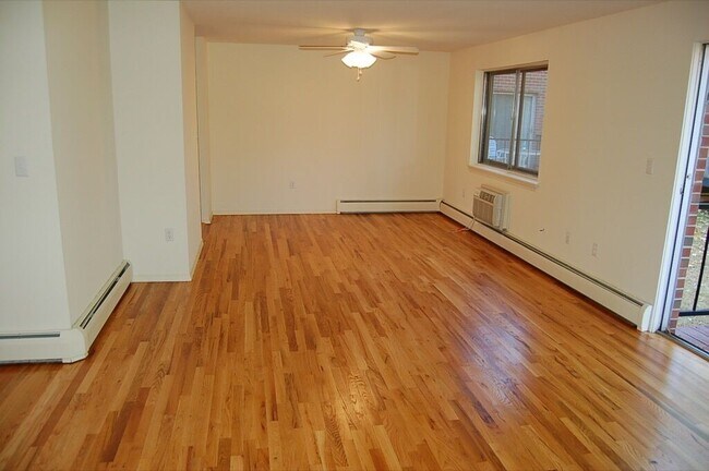 25 Lakeshore Dr in Farmington, CT - Building Photo - Building Photo