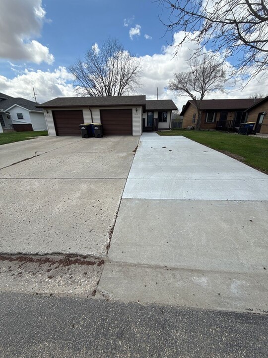 1415 8th Ave NE in Jamestown, ND - Building Photo