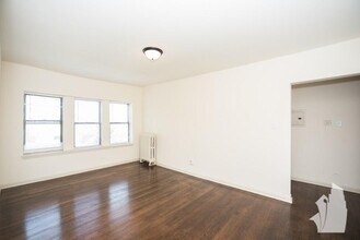 5737 N Winthrop Ave, Unit 48-002 in Chicago, IL - Building Photo - Building Photo