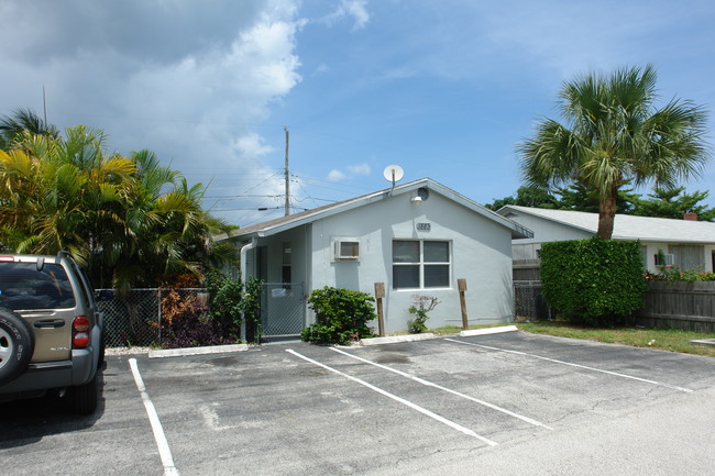 1917-1883 Smith Dr in North Palm Beach, FL - Foto de edificio - Building Photo