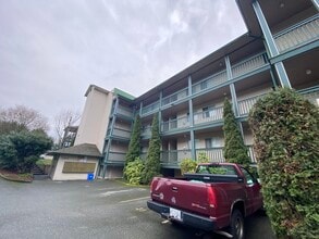 1900 Bowen Rd in Nanaimo, BC - Building Photo - Building Photo