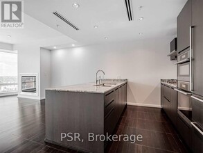 180 University Ave in Toronto, ON - Building Photo - Building Photo