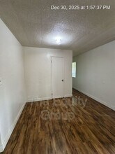 352 S Blackstone St in Tulare, CA - Foto de edificio - Building Photo