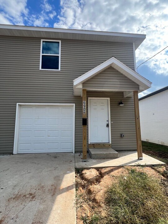 690 E Garfield St in Springfield, MO - Building Photo