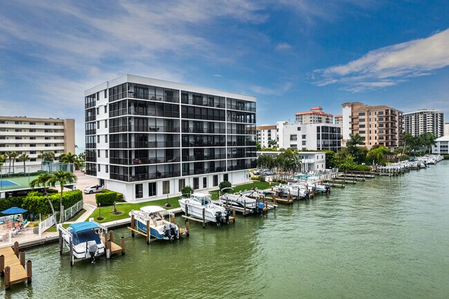 Vanderbilt Bay II in Naples, FL - Foto de edificio - Building Photo