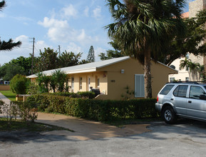 Dixianna Apartments in Hollywood, FL - Building Photo - Building Photo