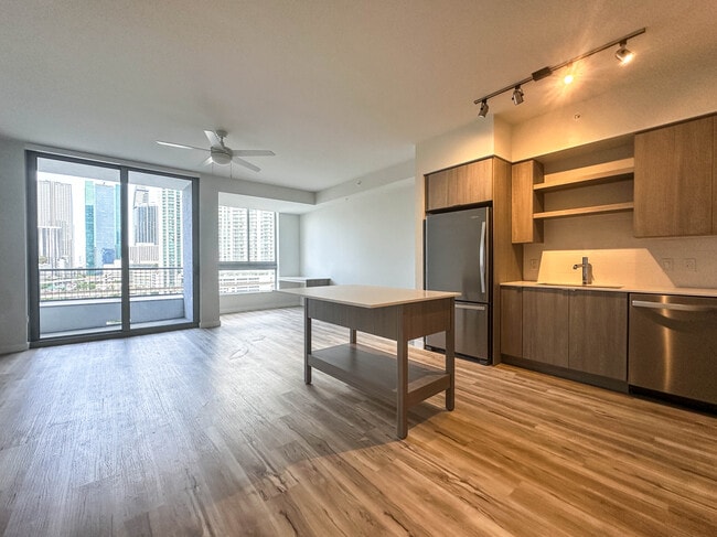 567 SW 3rd St, Unit S2 in Miami, FL - Foto de edificio - Building Photo