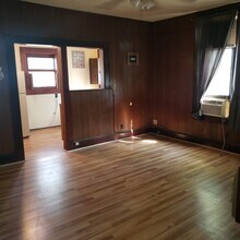 319 N Doak St, Unit B in Taylor, TX - Building Photo - Building Photo