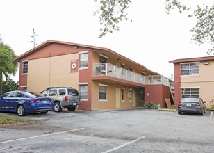 Courts At Oakland Park Condo in Oakland Park, FL - Building Photo - Building Photo