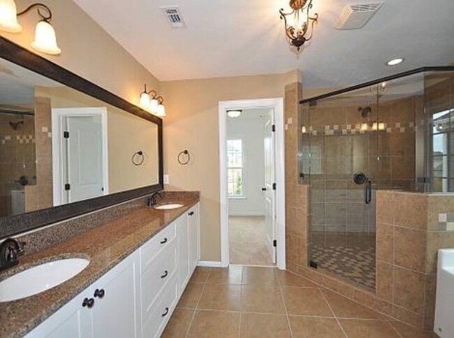 property at 5435 Everlook Cir