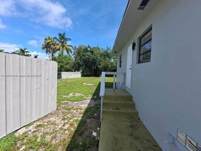 600 NW 5th Ave in Hallandale Beach, FL - Building Photo - Building Photo