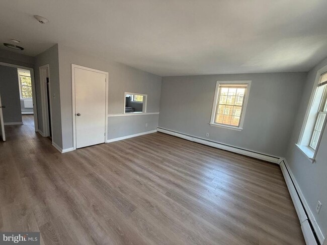 27 Wallingford Ave in Wallingford, PA - Foto de edificio - Building Photo