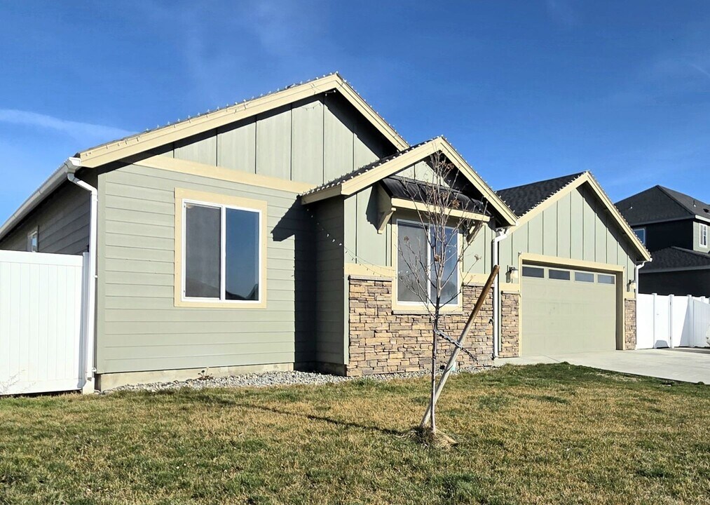 717 J St NE in Quincy, WA - Building Photo