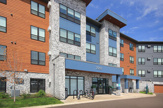 Sapphire Apartments in Ramsey, MN - Foto de edificio - Building Photo