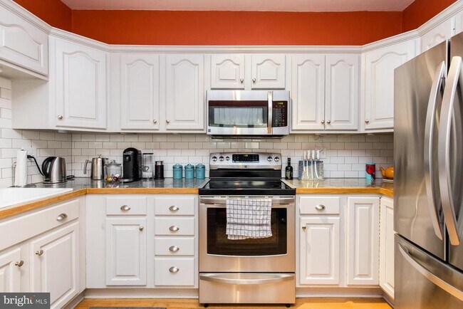 property at 857 E Thompson St