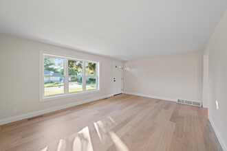 1018 Bonnie Brae Ln in Lake Geneva, WI - Building Photo - Building Photo