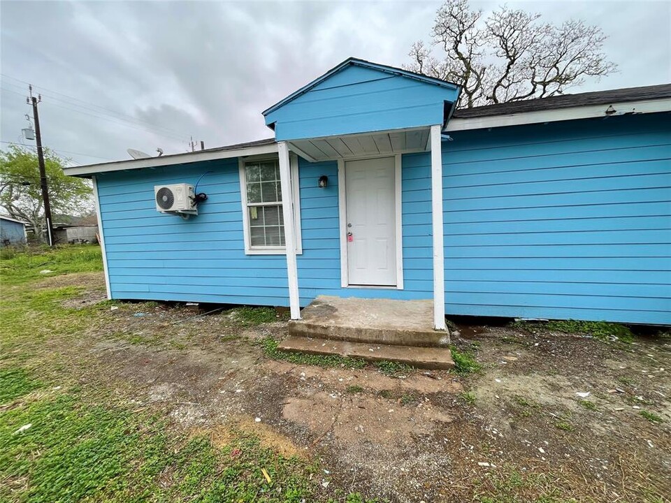 1014 W 5th St in Freeport, TX - Building Photo