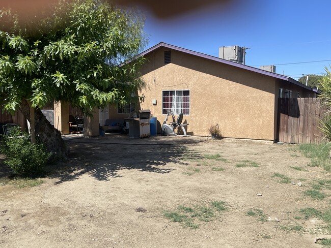 806 Haley Street in Bakersfield, CA - Building Photo - Building Photo