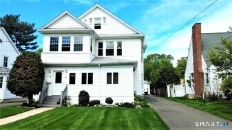 60 Woodmere Rd in West Hartford, CT - Building Photo