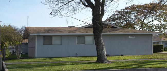 2400-2426 K St in Merced, CA - Foto de edificio - Building Photo