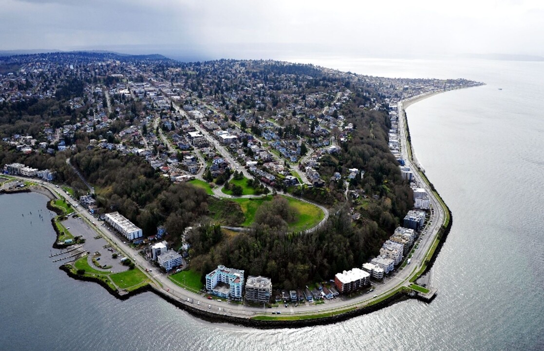 Admiral Station Apartments in Seattle, WA - Building Photo