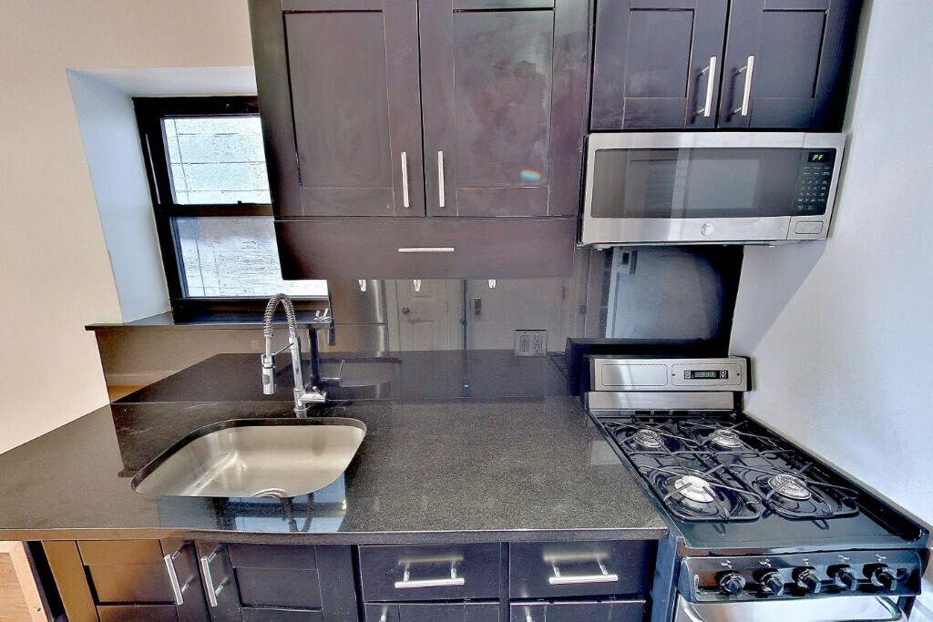 325 E 5th St in New York, NY - Building Photo