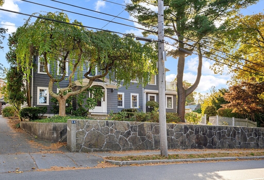 38 Cabot St in Newton, MA - Building Photo