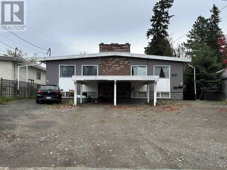 2220 Upland St in Prince George, BC - Building Photo