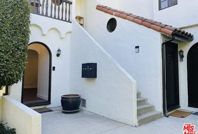 849 N Alfred St in Los Angeles, CA - Building Photo - Building Photo