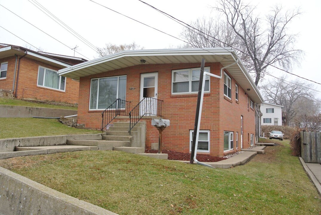 1120 12th St NW in Minot, ND - Foto de edificio