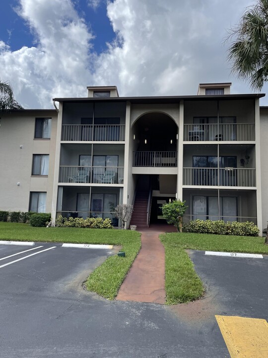 208 Foxtail Dr in Greenacres, FL - Foto de edificio