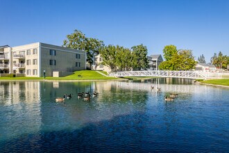 Versailles on the Lake Apartments in Santa Ana, CA - Foto de edificio - Building Photo