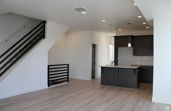 144 E Abbeville Ct in Sandy, UT - Foto de edificio - Building Photo