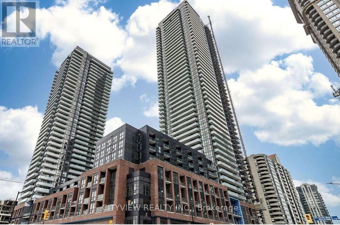 430 Square One Dr in Mississauga, ON - Building Photo