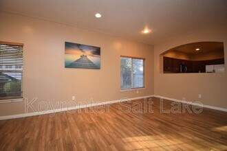 6762 W Callery Ln in West Jordan, UT - Foto de edificio - Building Photo