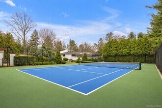 8 Plaka Ct in Glen Head, NY - Building Photo - Building Photo