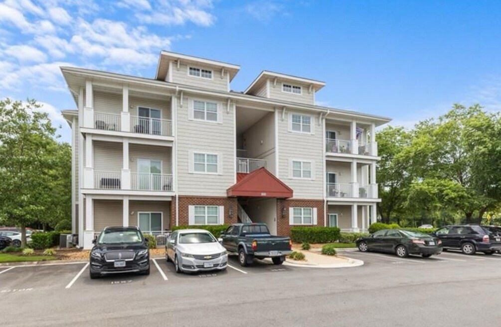 900 Southmoor Dr in Virginia Beach, VA - Building Photo