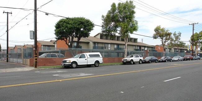 Regency West Apartments in Tustin, CA - Building Photo - Building Photo